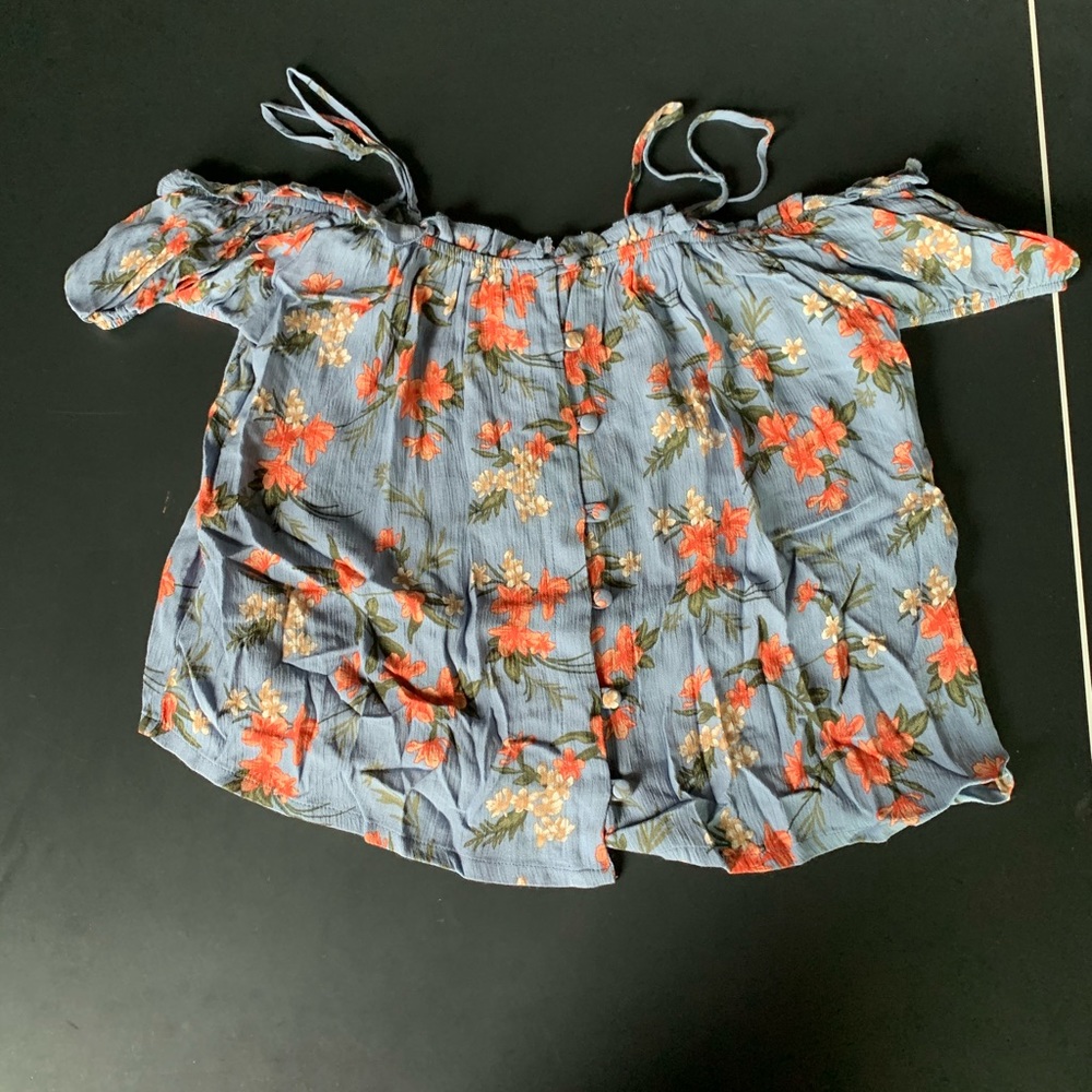Super cute floral off the shoulder AE top!